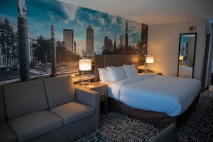 Escritorio, espacio para trabajar con laptop y cortinas blackout