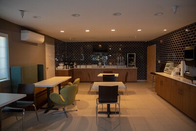 Clarion Pointe Indianapolis Airport