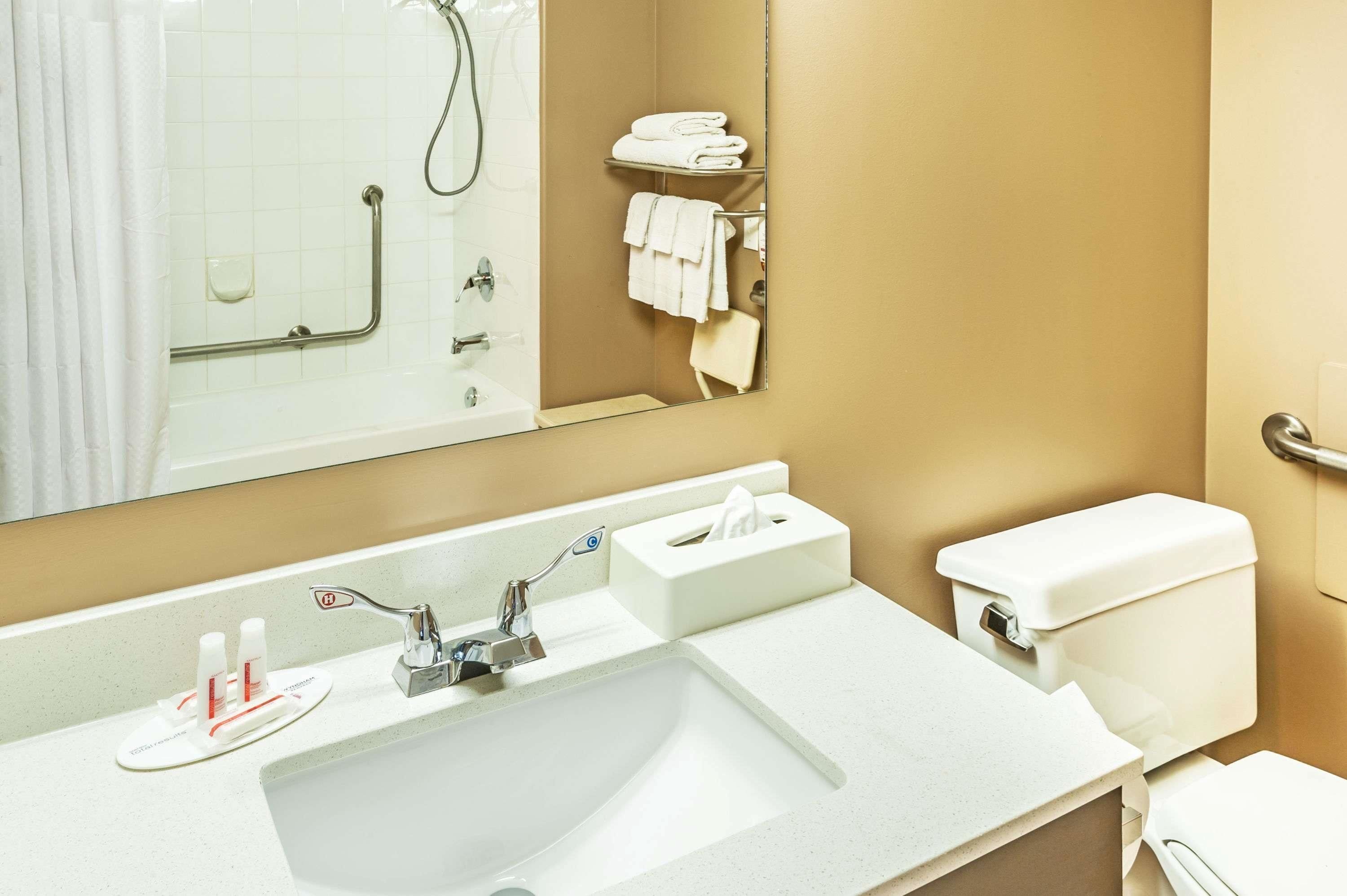 Room, 1 Queen Bed, Accessible, Non Smoking | Bathroom | Free toiletries, hair dryer, towels