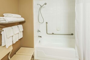 Habitación, 1 cama de matrimonio, accesible para personas con discapacidad, no fumadores | Baño | Artículos de higiene personal gratuitos, secador de pelo y toallas