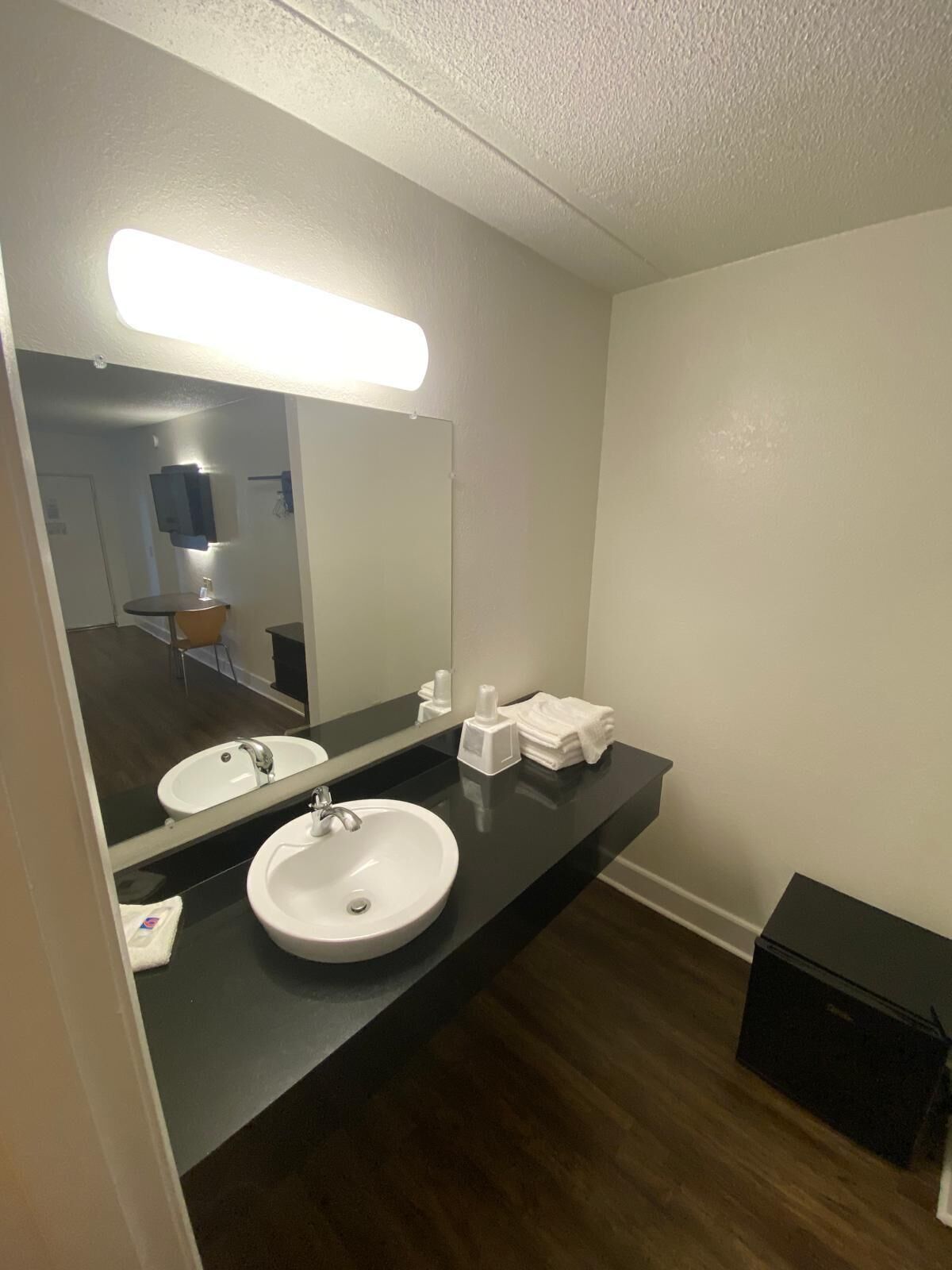 Un baño con dos lavamanos, un espejo grande y una encimera negra.