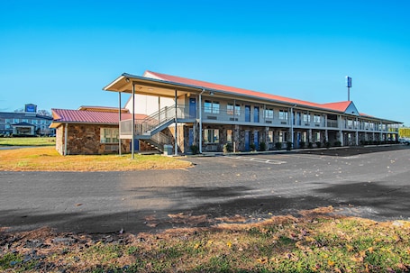 Exterior. Motel 6 Manchester, TN
