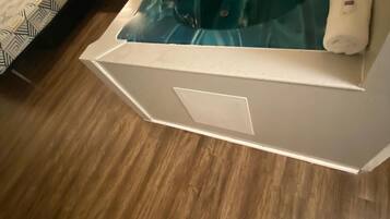 Jetted bathtub