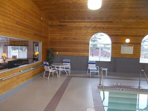 Piscine intérieure, chaises longues