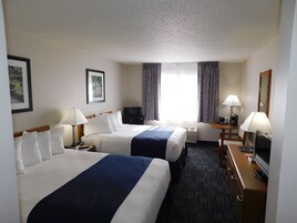 Quarto standard, 2 camas Queen | Quartos à prova de som, ferros/tábuas de passar roupa, Wi-Fi de cortesia