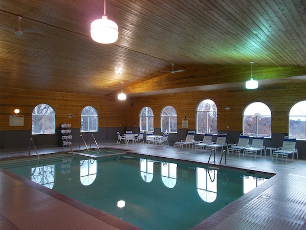 Piscine intérieure, chaises longues
