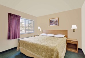 Suite, 1 habitación, para no fumadores (1 King Bed) | Ropa de cama hipoalergénica, escritorio y cortinas blackout 