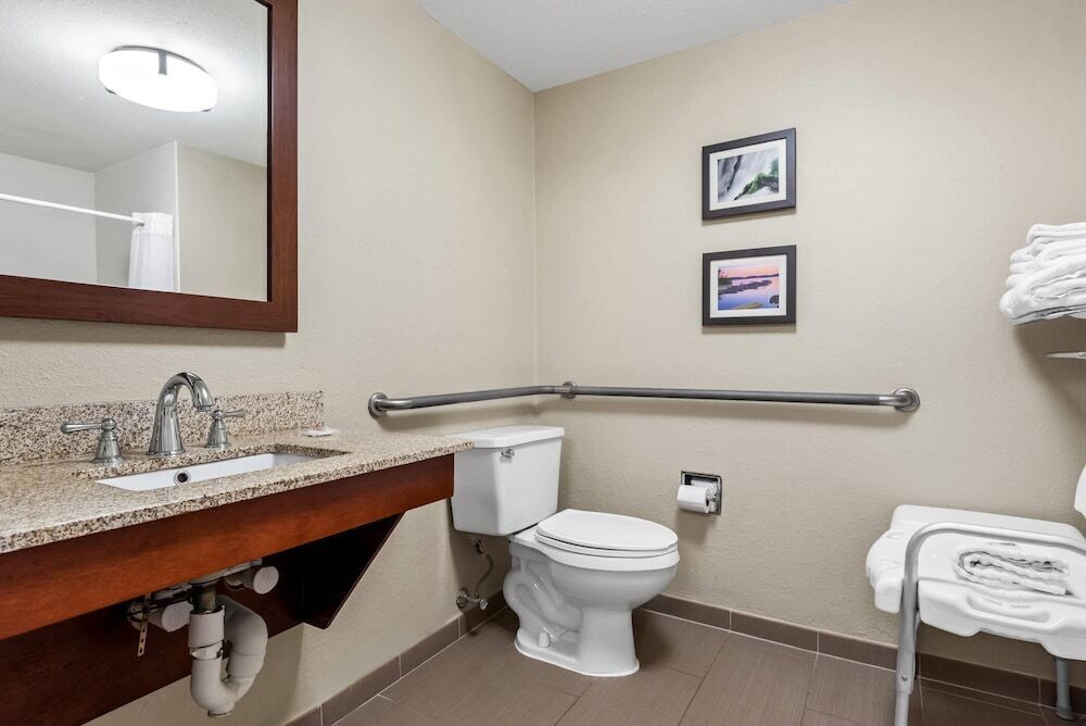 Salle de bain | Ensemble baignoire-douche, articles de toilette (gratuits)