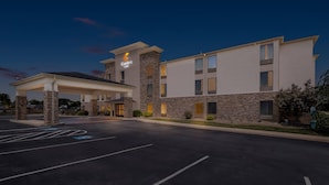 A Comfort Inn hotel with a modern design, featuring a covered entrance and a parking lot. - Comfort Inn Chambersburg North (Chambersburg)