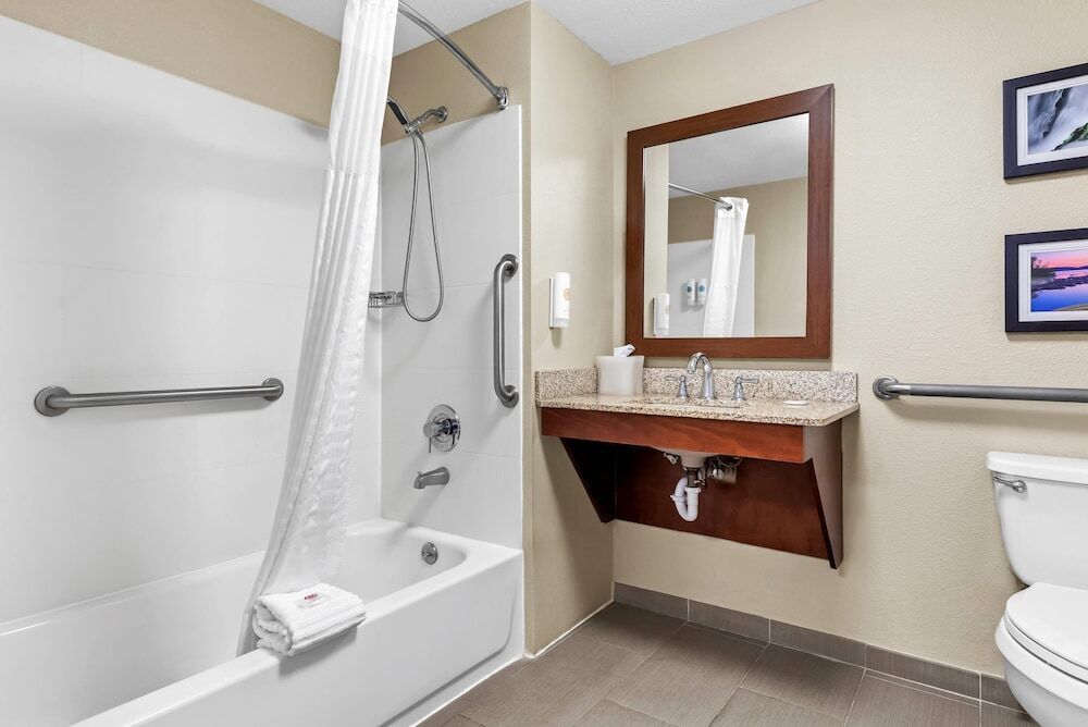 Salle de bain | Ensemble baignoire-douche, articles de toilette (gratuits)