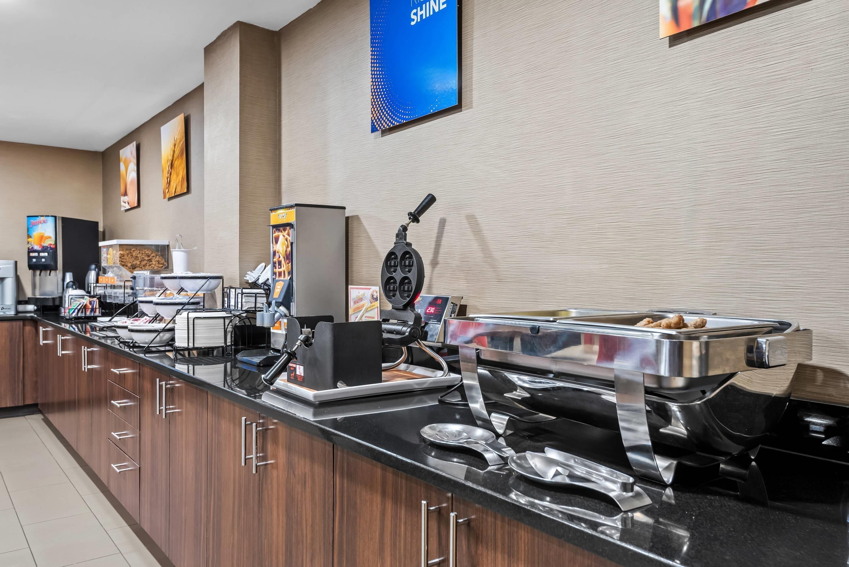 Montagem de buffet com diversos pontos de alimentação, um painel de menu digital e um letreiro com a palavra 'SHINE' na parede.