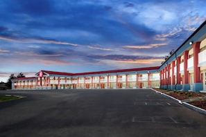 A motel with a red roof and multiple balconies. - Red Roof Inn Berea (Berea)