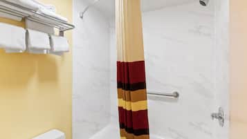 Badewanne, kostenlose Toilettenartikel, Haartrockner, Handtücher