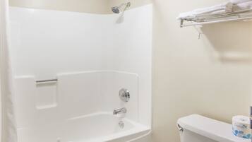 Bañera con ducha, secador de pelo, toallas