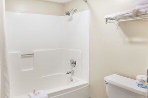 Combined shower/tub, hair dryer, towels
