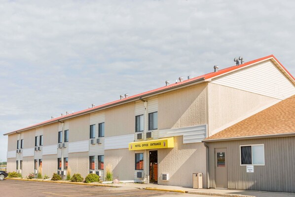 Hotel entrance with a flat roof and accessible stairs.