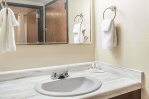 Combined shower/bathtub, hair dryer, towels