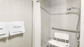 Combined shower/bathtub, hair dryer, towels