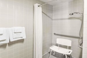 Combined shower/tub, hair dryer, towels