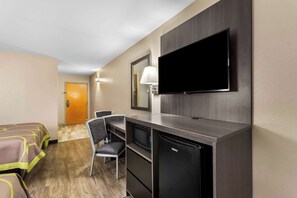 Escritorio, cortinas blackout y tabla de planchar con plancha