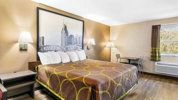 Escritorio, cortinas blackout y tabla de planchar con plancha