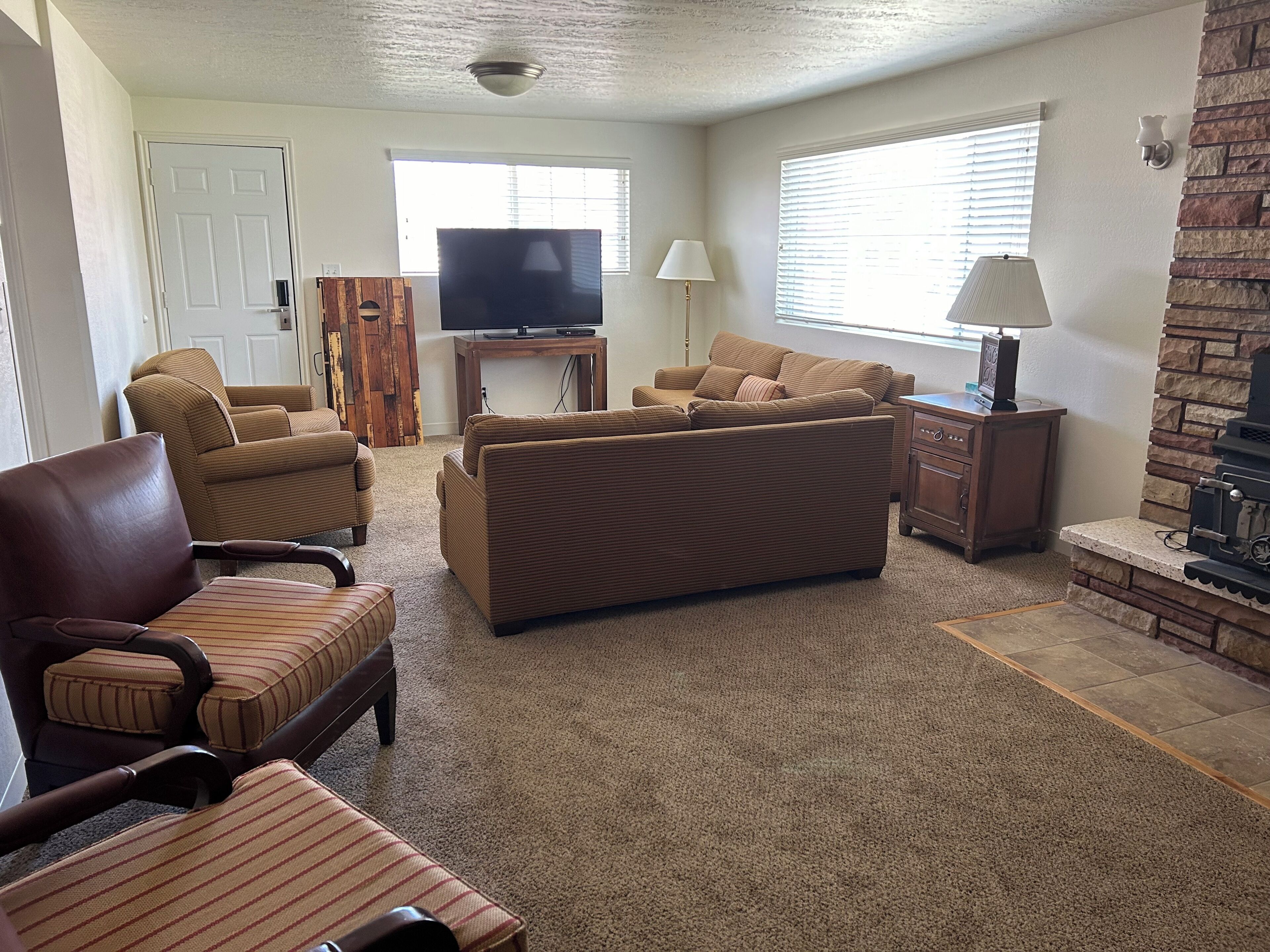 ห้องสวีท, หลายเตียง, ปลอดบุหรี่ (Offsite) | บริเวณนั่งเล่น | ทีวีจอแบน