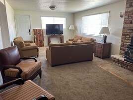 套房, 多张床, 无烟房 (Offsite) | 起居区 | 平板电视