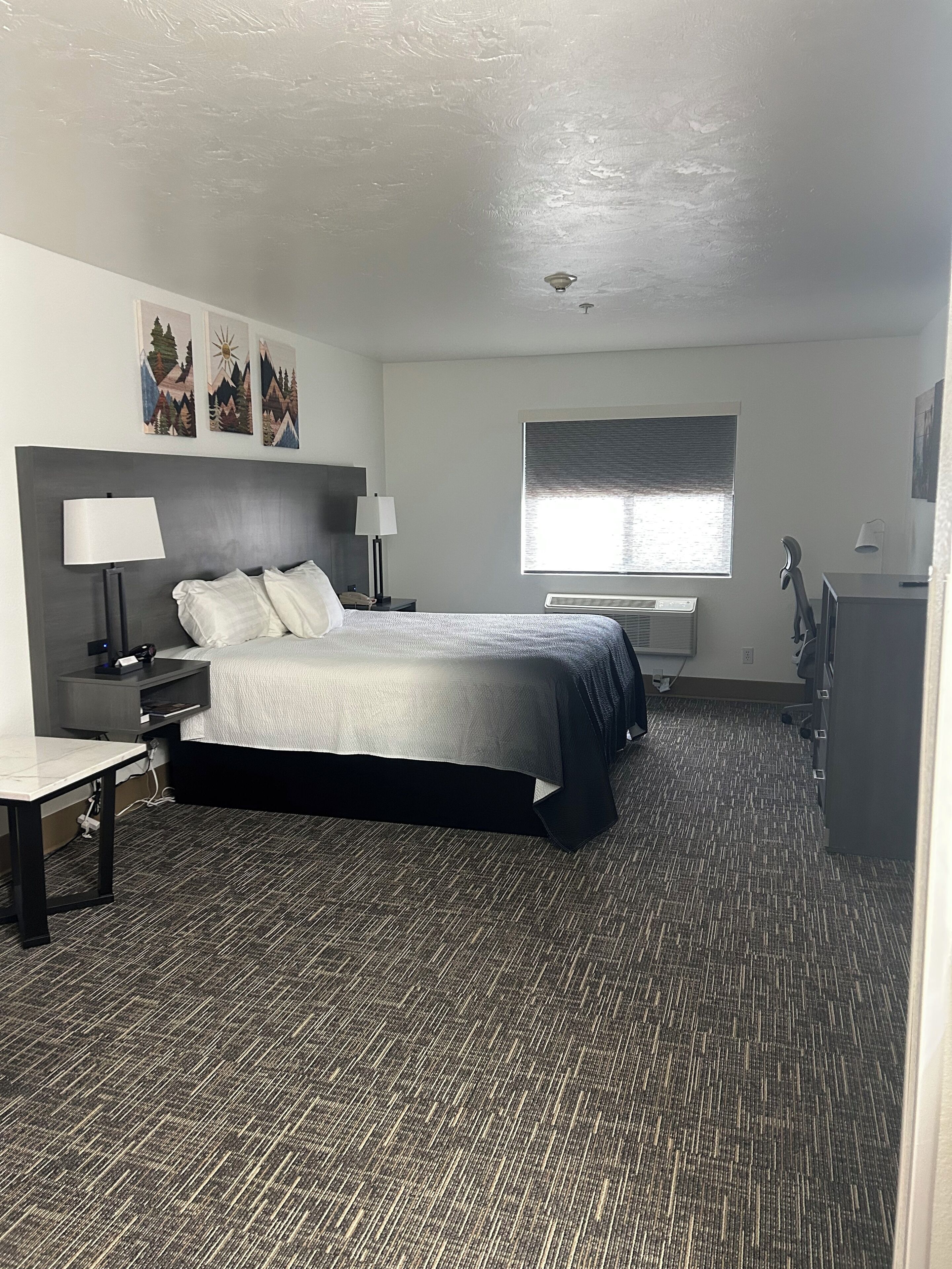 Pimennysverhot, silitysrauta/-lauta, ilmaiset vauvansängyt, lisävuoteet