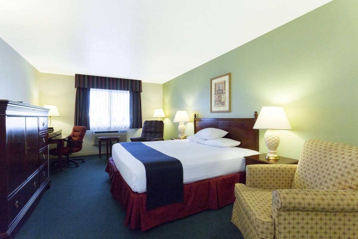 Room, 1 Double Bed, Non Smoking (Offsite) | Blackout drapes, iron/ironing board, free cribs/infant beds