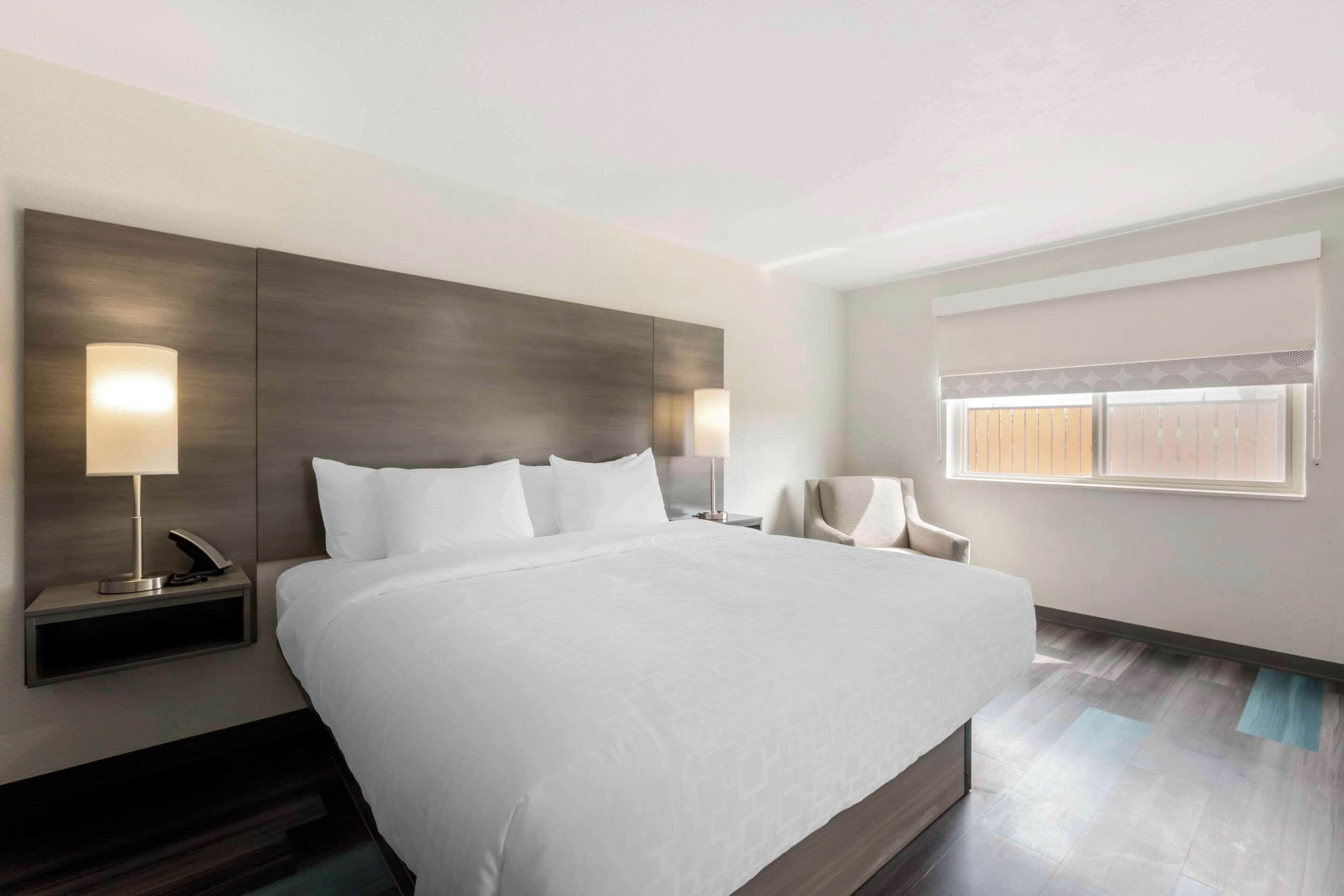 Bàn, bàn ủi/dụng cụ ủi quần áo, truy cập Internet không dây miễn phí 