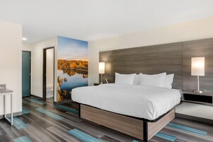 Escritorio, tabla de planchar con plancha, wifi gratis y ropa de cama