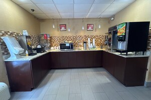 Café da manhã para viagem grátis todos os dias