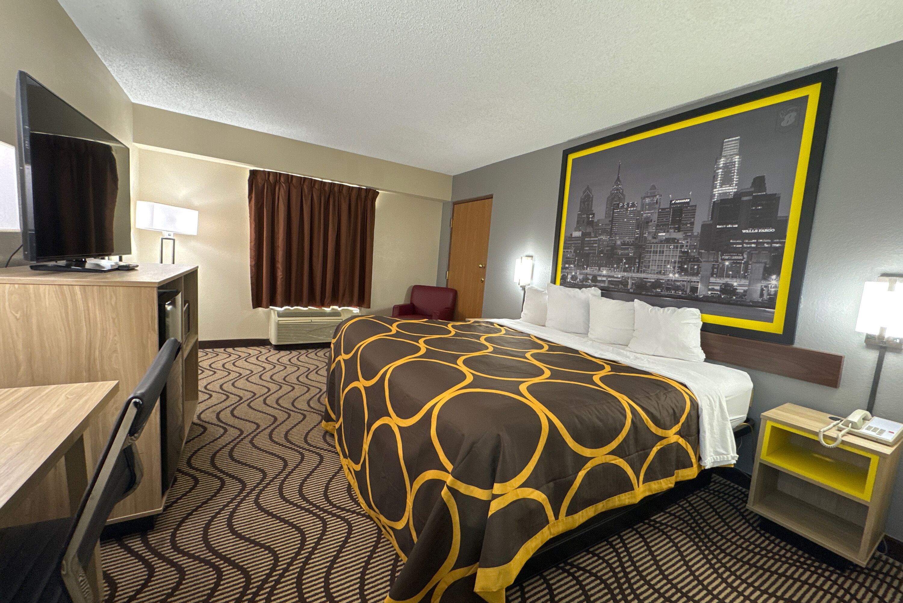 Skrivebord, strykejern/-brett og barnesenger (inkludert)