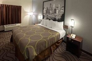 Een bureau, een strijkplank/strijkijzer, gratis babybedden