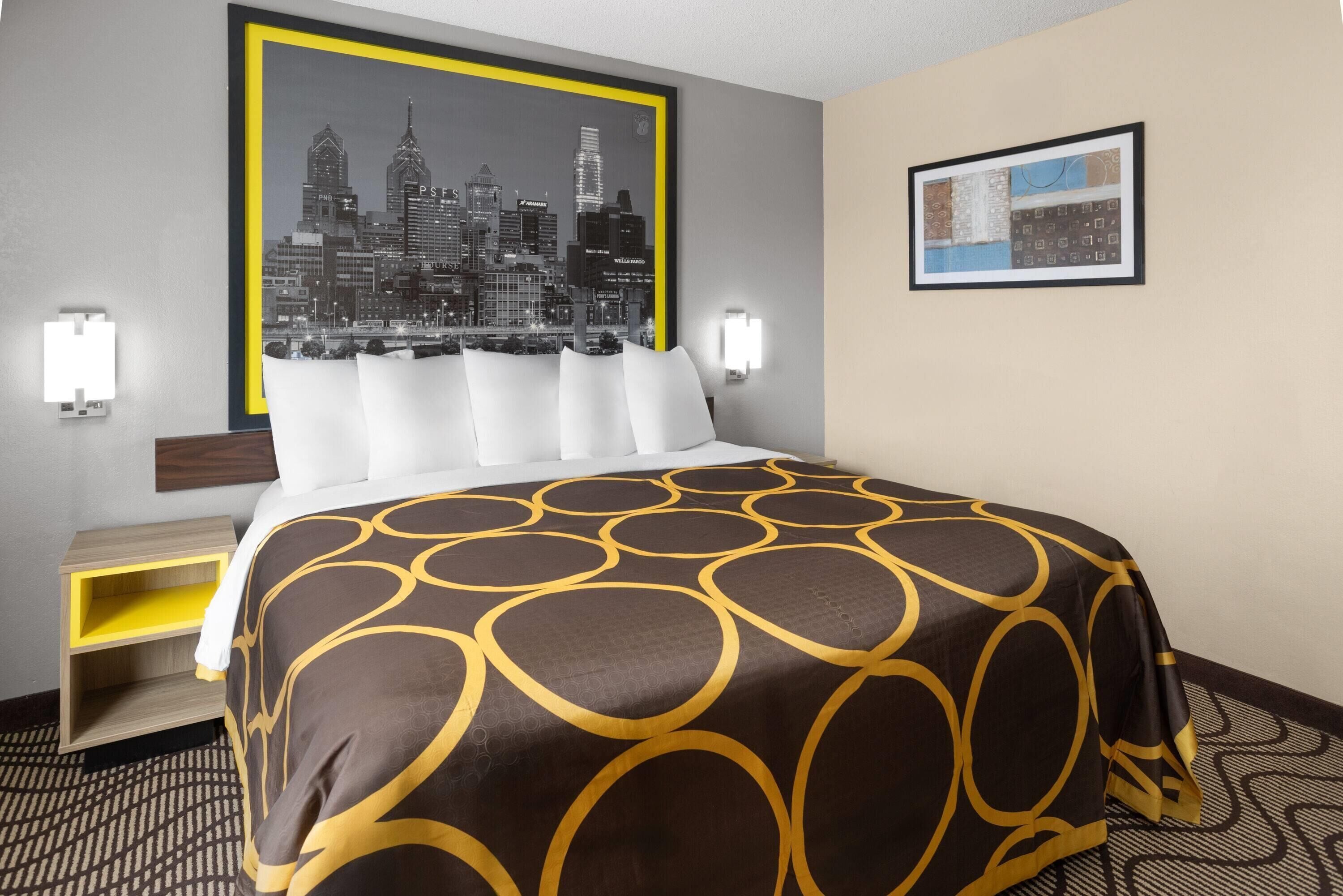 Rom, 1 kingsize-seng, tilpasset bevegelseshemmede, ikke-røyk (Bathtub w/ Grab Bars) | Skrivebord, strykejern/-brett og barnesenger (inkludert)