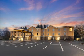 Un hôtel doté d’une entrée couverte, d’un parking et offrant une vue sur le coucher de soleil.