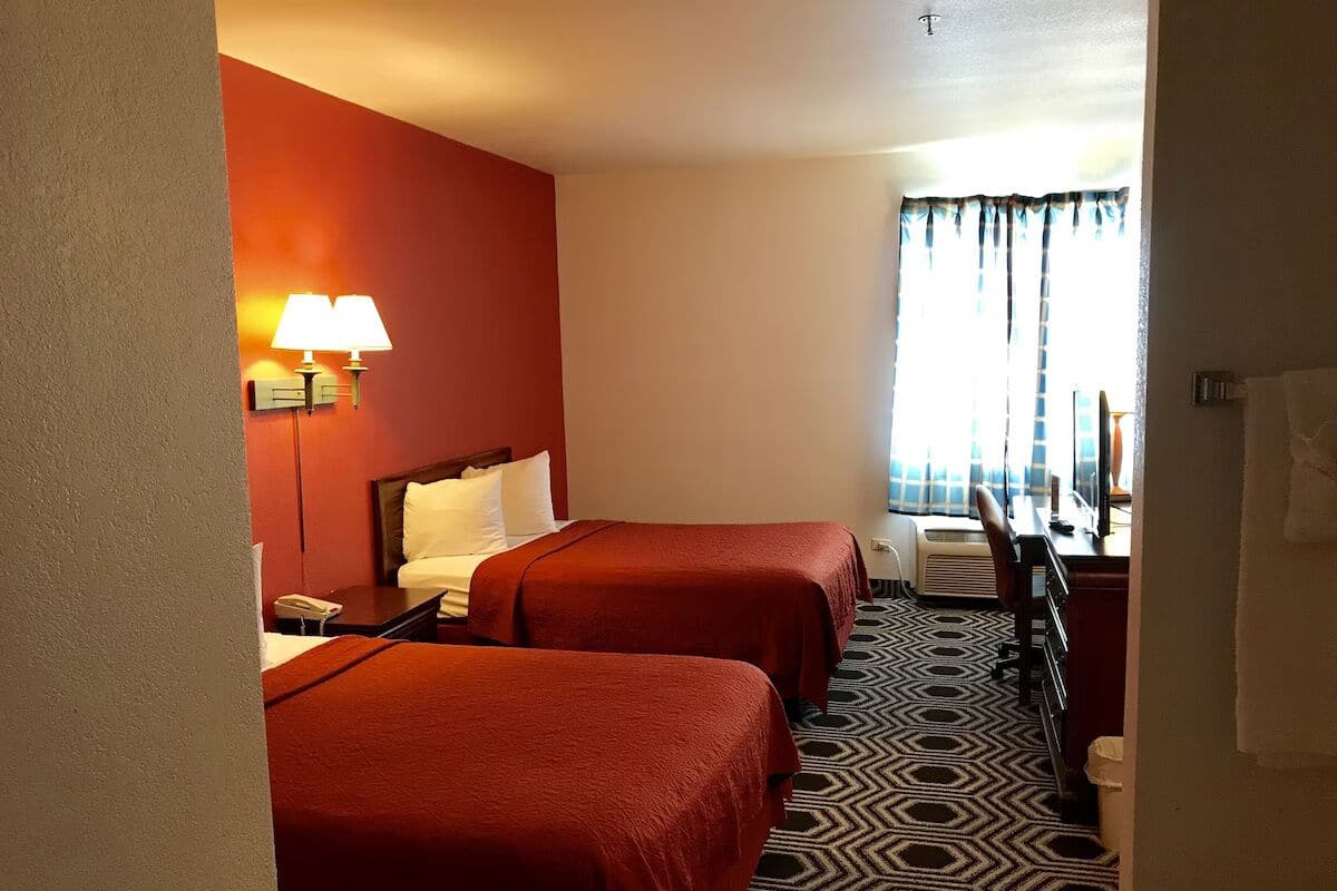 Habitación, 2 camas Queen size, para no fumadores | Escritorio, tabla de planchar con plancha, wifi gratis y despertador