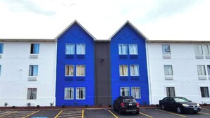 A hotel with a distinctive blue and white facade, featuring a symmetrical design with two main sections. -  Kings Inn By OYO Calumet Park I-57 (Calumet Park)