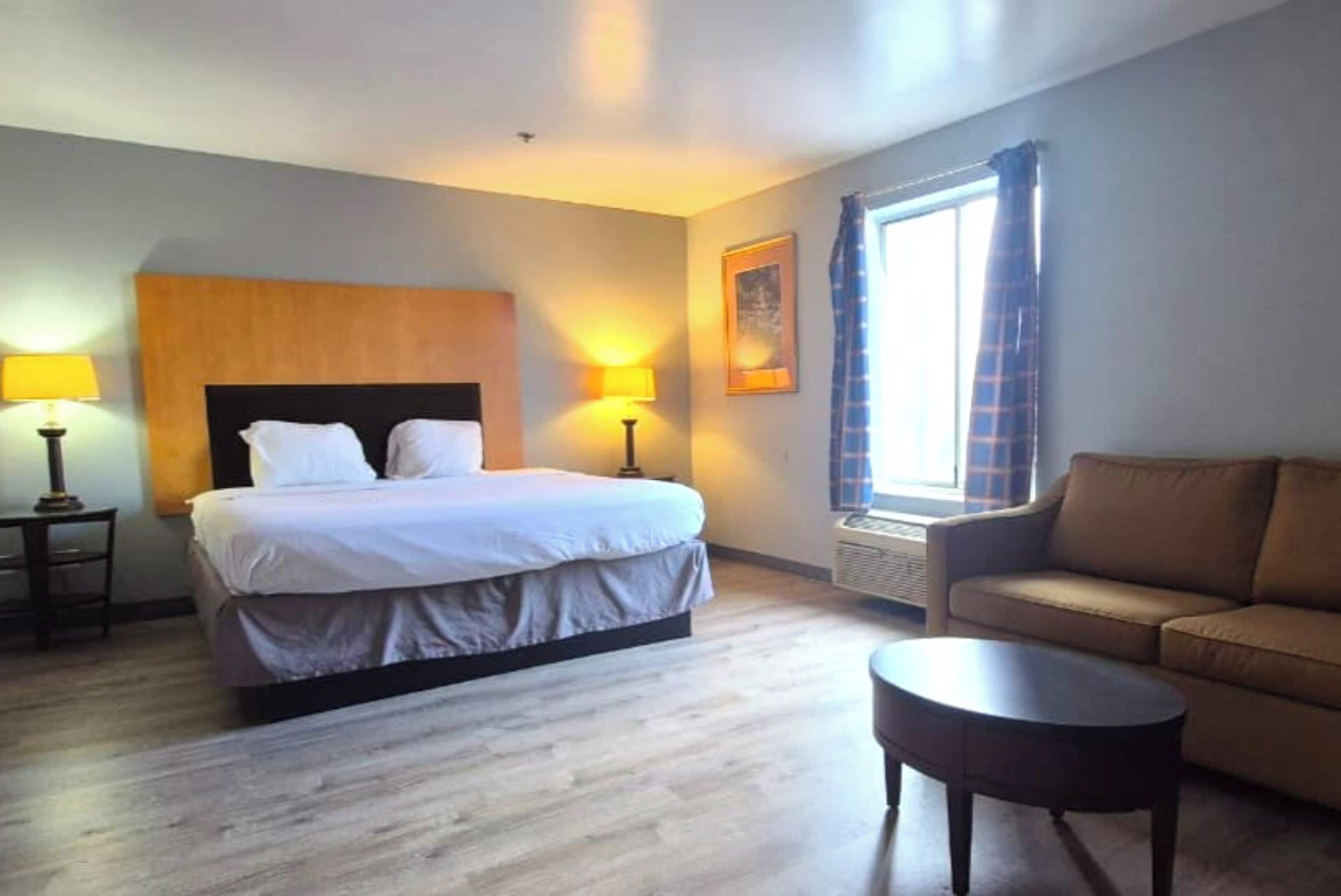 Room, 1 King Bed, Non Smoking, Kitchenette | Desk, iron/ironing board, free WiFi, alarm clocks