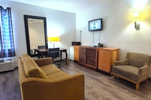 Quarto, 1 cama King, para não fumantes (Jacuzzi Tub) | Escrivaninha, ferros/tábuas de passar roupa, Wi-Fi de cortesia