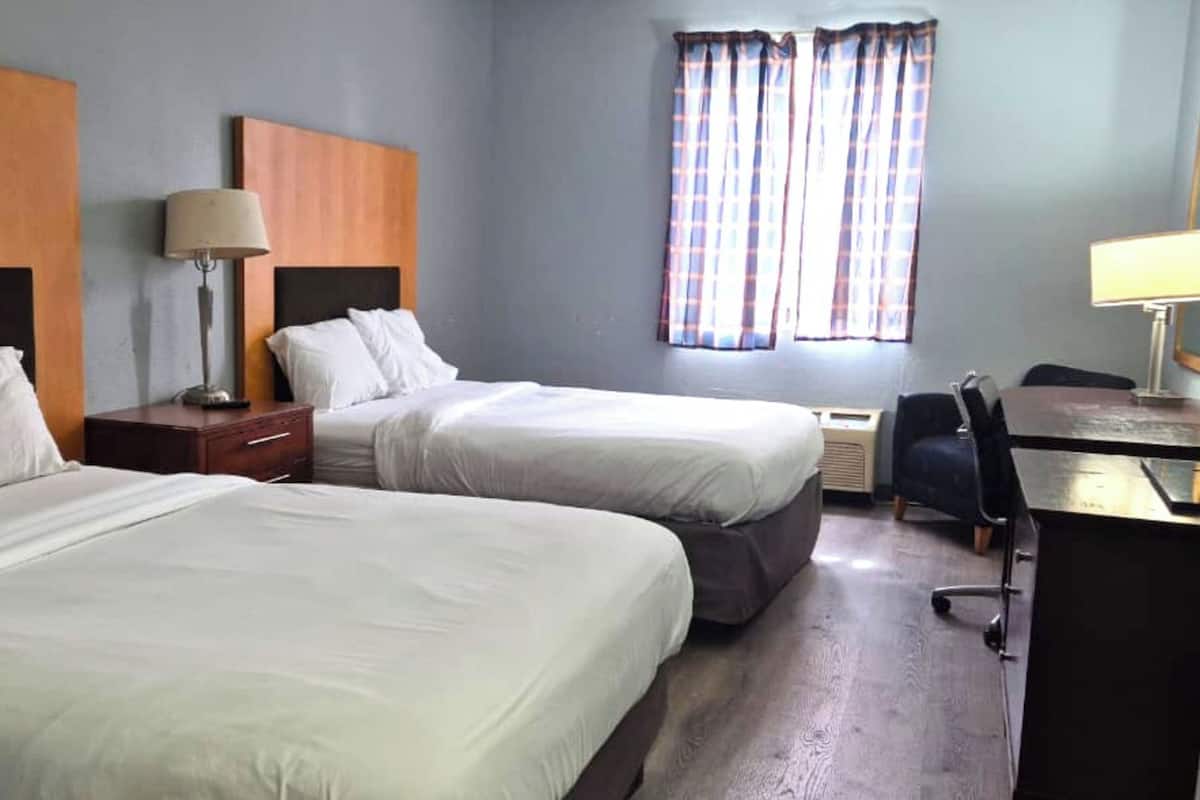 Quarto, 2 camas Queen, para não fumantes | Escrivaninha, ferros/tábuas de passar roupa, Wi-Fi de cortesia