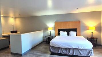 Quarto, 1 cama King, para não fumantes, cozinha americana | Escrivaninha, ferros/tábuas de passar roupa, Wi-Fi de cortesia