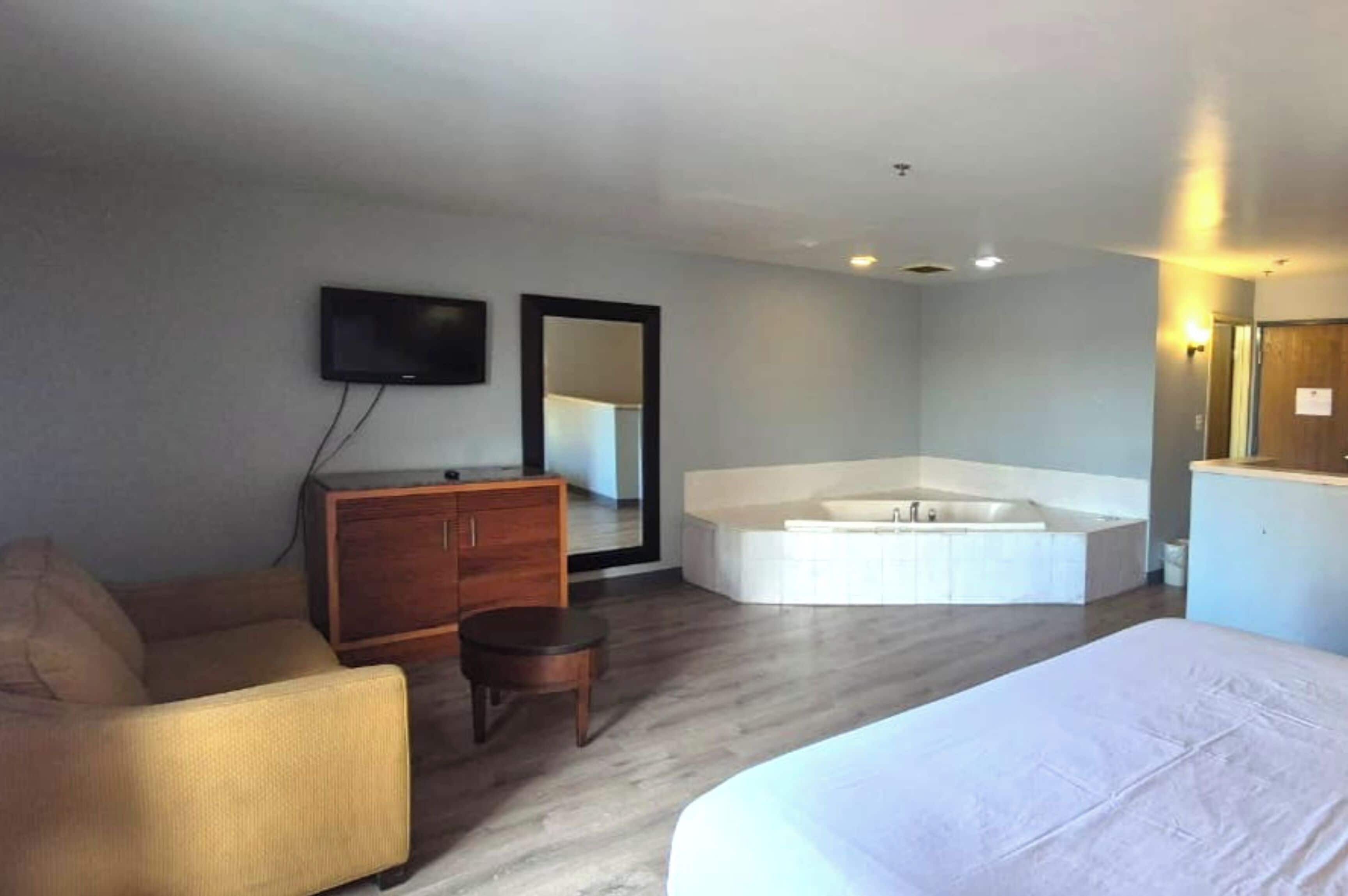 Chambre, 1 très grand lit, non-fumeurs, coin cuisine | Bureau, fer et planche à repasser, Wi-Fi gratuit, réveils