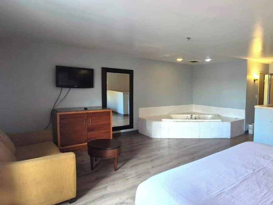 Room, 1 King Bed, Non Smoking, Kitchenette | Desk, iron/ironing board, free WiFi, alarm clocks