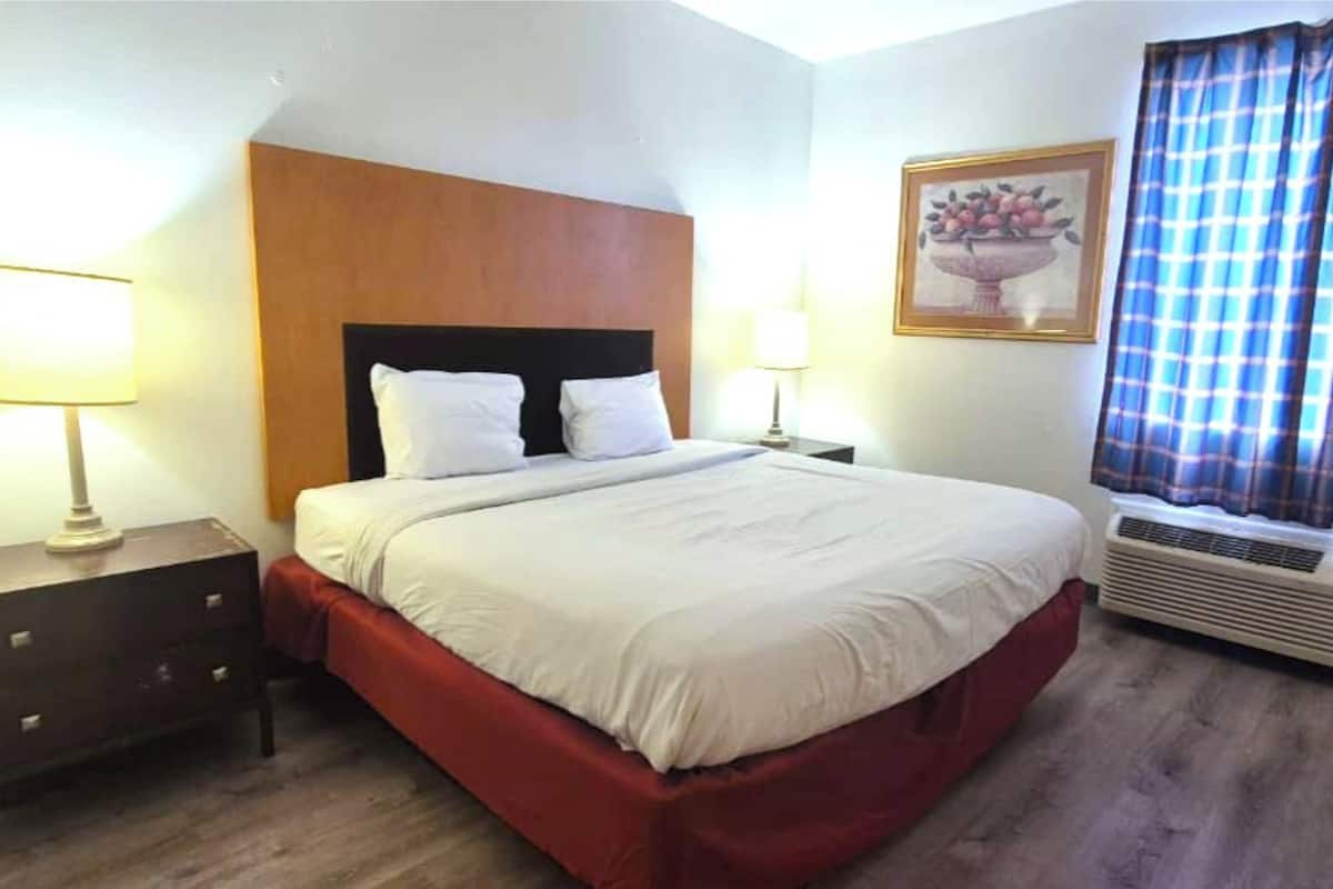 Quarto, 1 cama King, para não fumantes (Jacuzzi Tub) | Escrivaninha, ferros/tábuas de passar roupa, Wi-Fi de cortesia