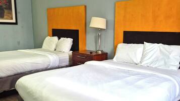 Zimmer, 2 Queen-Betten, Nichtraucher | Schreibtisch, Bügeleisen/Bügelbrett, kostenloses WLAN, Wecker