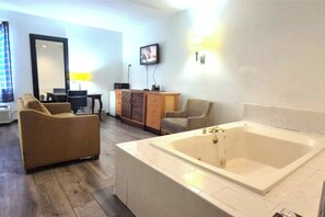 Room, 1 King Bed, Non Smoking (Jacuzzi Tub) | Jetted bathtub
