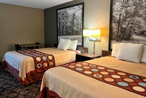 Kamar Standar, 2 Tempat Tidur Queen | Meja kerja, tempat tidur bayi gratis, dan tempat tidur lipat/tambahan