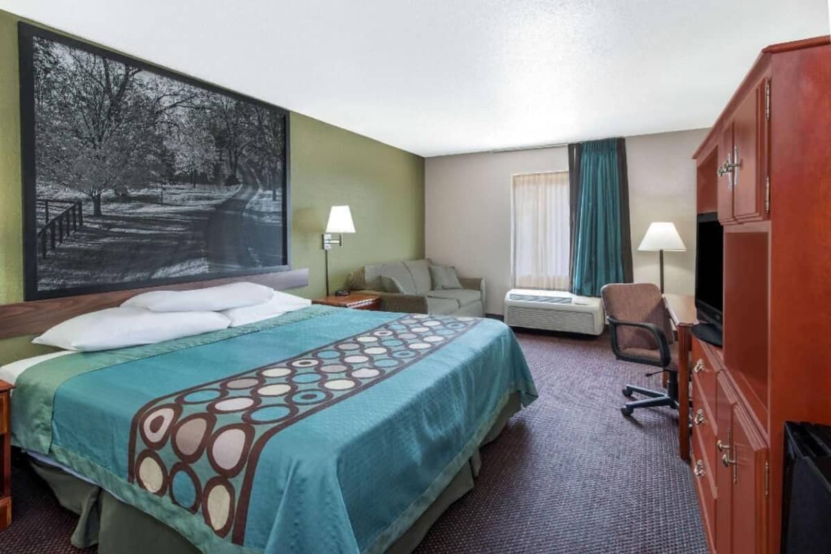 Desk, free cots/infant beds, rollaway beds, Internet