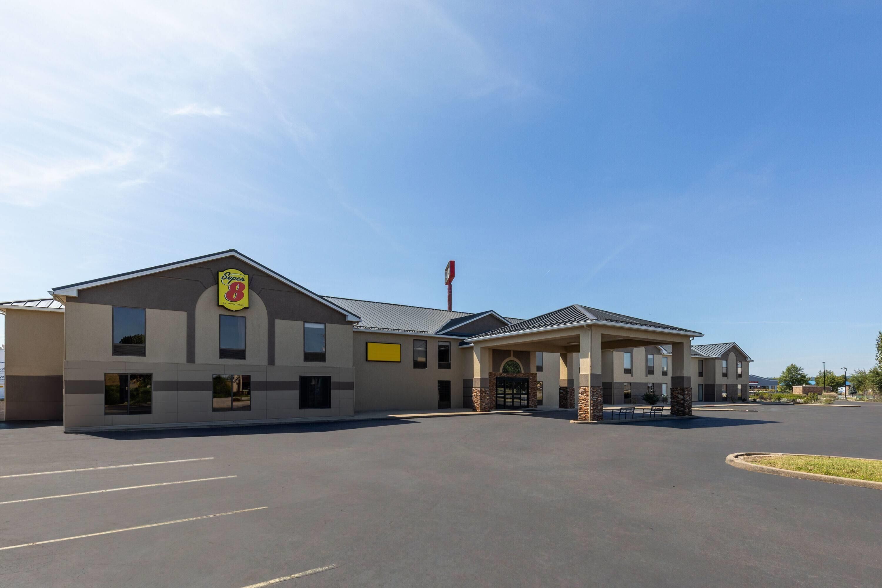 Un bâtiment doté d’un grand parking et d’une enseigne indiquant qu’il s’agit d’un hôtel Super 8.